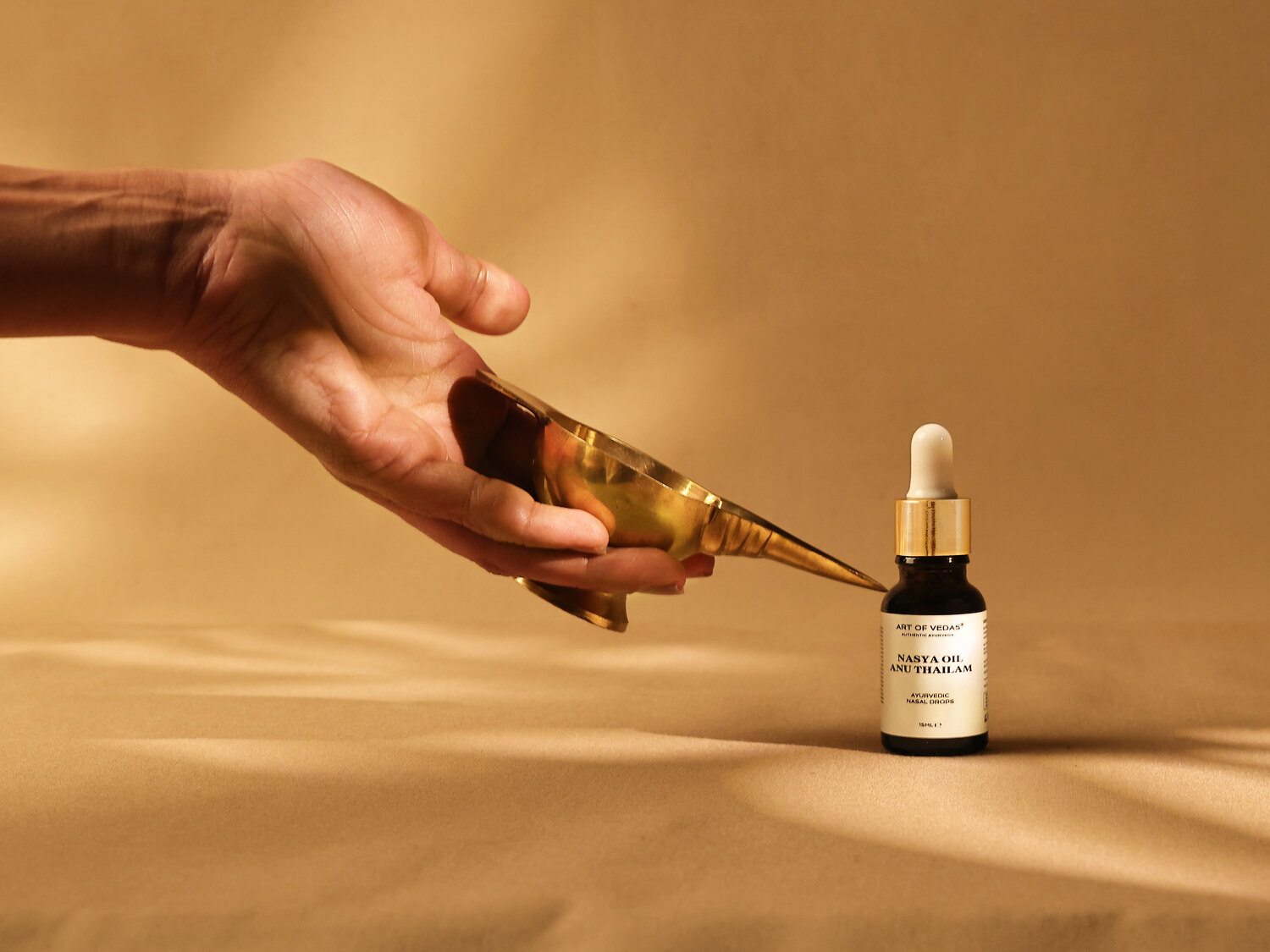 Anu Thailam orrolaj Kansa rituális tálkával a Shop Ayurveda EU szakmai fiókjaihoz